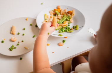 pasta, erwtjes, wortels, met de hand eten