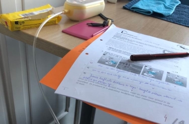 Emmie aan het kolven op het werk