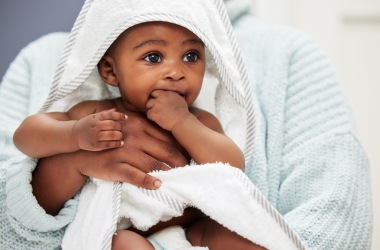 baby met handdoek na bad