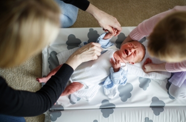 moeder en dochter verschonen baby