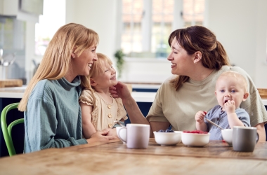 moeder en vriendin drinken koffie