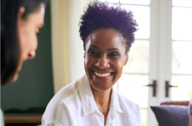 moeder is blij met hulp