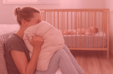 opvoedstress rood, mama roept in kussen, baby ligt in bedje