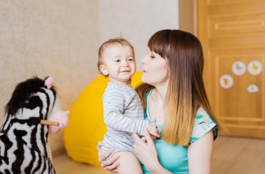 Vriendin zorgt voor peuter
