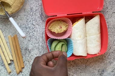 brooddoos met wraps, humus en komkommer