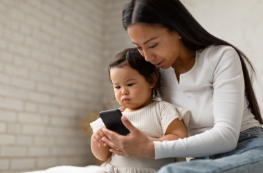 Peuter speelt samen met moeder op smartphone