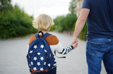 vader gaat met peuter naar school