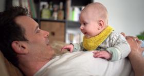 Jonge papa speelt met zijn 6 maanden oude dochtertje