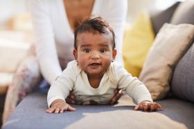 Een baby light buiten op zijn buik