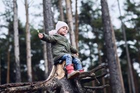 Kind speelt in het bos