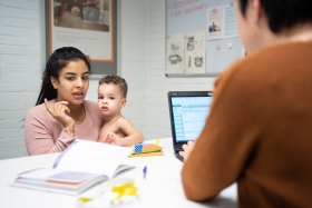 Mama met kind op afspraak in het consultatiebureau van Kind en Gezin