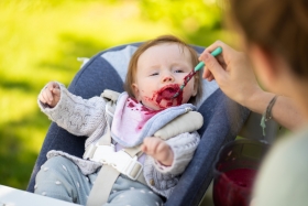 Baby eet groentepap, start met lepelvoeding