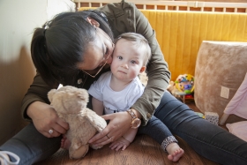 knuffel met baby