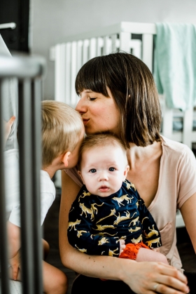 Kristien Wollants geeft haar kinderen een kus, mama knuffelt met gezin