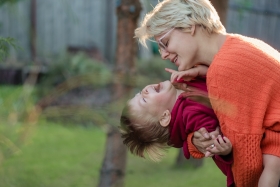 mama, peuter, spelen, lachen, getuigenis oogscreening