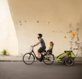 fiets met fietsstoel en fietskar