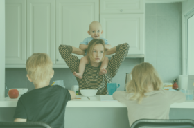 opvoedstress groen, mama zit aan keukentafel met baby op schouders