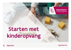 Cover van de brochure Starten met kinderopvang waarop een kindje met blokken speelt