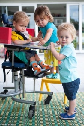 Peuters spelen met kind met specifieke zorgbehoefte villa Clementina kinderopvang diversiteit