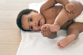 Baby speelt met voetjes