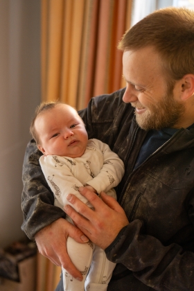 Cosie met Flor op de arm