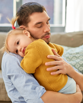 vader knuffelt kind rouw