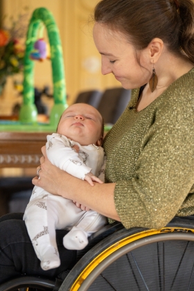 Vrouw in rolstoel met kind