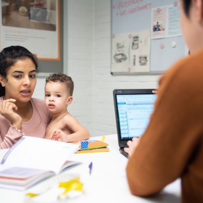 Mama met kind op afspraak in het consultatiebureau van Kind en Gezin