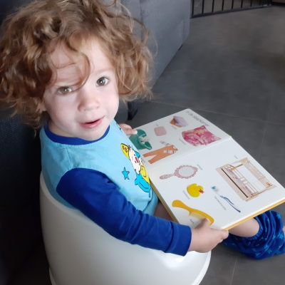 Mirte leest een boekje op het potje