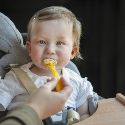 Baby eet puree, starten met vaste voeding