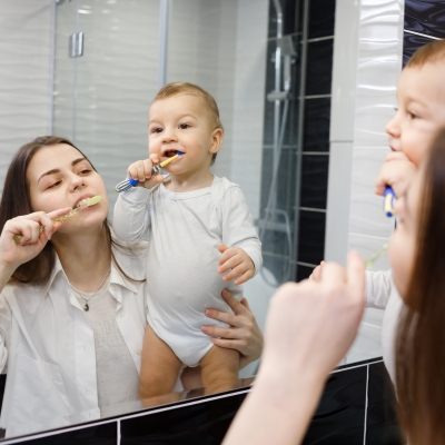 mama en baby poetsen tanden