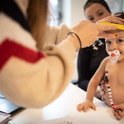 cb, kind op consult in het Kind en Gezin consultatiebureau