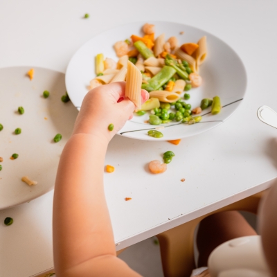 pasta, erwtjes, wortels, met de hand eten