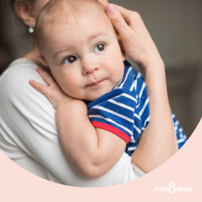 Gezinsinkomen en kansarmoede, moeder draagt baby op arm