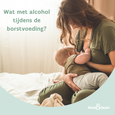 mama geeft borstvoeding