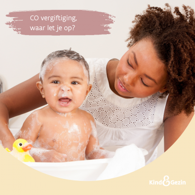 mama doet baby in bad