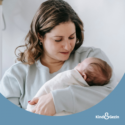 mama houdt baby in haar armen