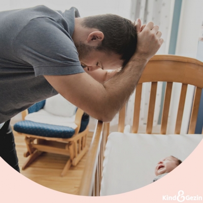 papa over bed kindje huilt slapen