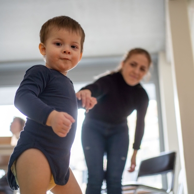 Peuter op consult bij arts, stapt aan de hand van mama