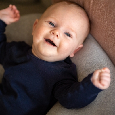 Baby glimlacht 