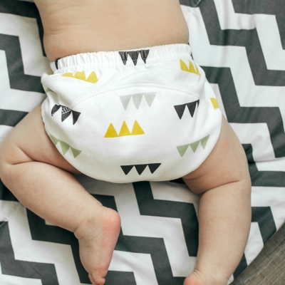 Baby met wasbare, herbruikbare luier aan