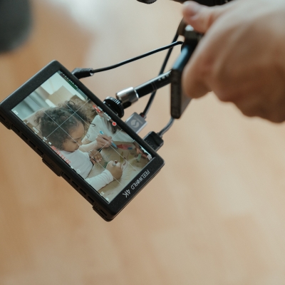 Opname beeld op videocamera van jong meisje dat thuis aan het kleuren is