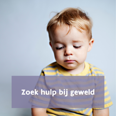 Verdrietig kind kijkt weg van de camera, zoek hulp bij geweld via hulplijn 1712