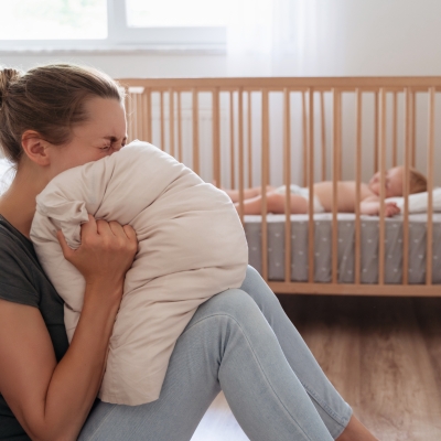 mama bijt in kussen en heeft stress