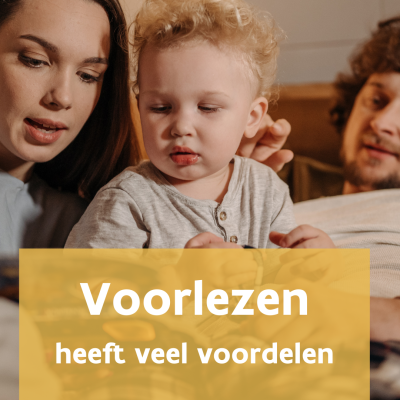 Ouders lezen samen met peuter een boekje in de zetel