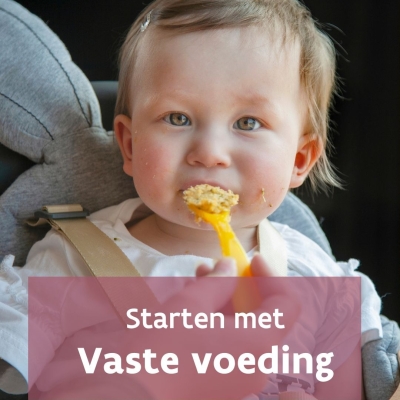 kindje start met vaste voeding op een lepeltje