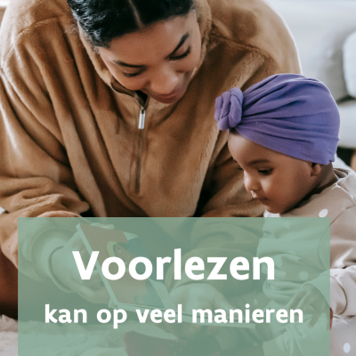 Mama kijkt samen met haar kindje in een boekje