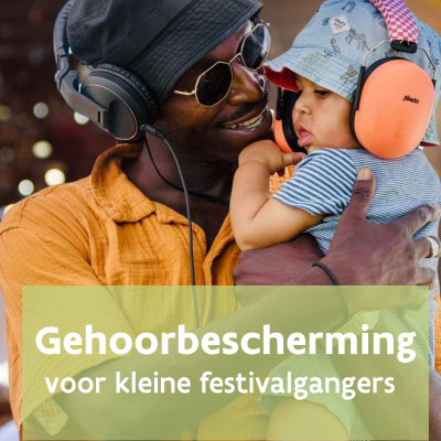 papa houdt zoontje vast met gehoorbescherming aan op festival