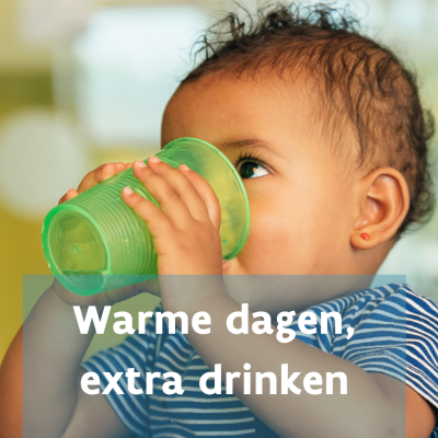 Foto peuter die water uit beker drinkt