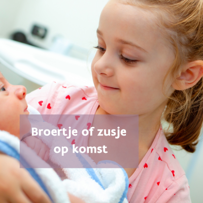 Meisje poseert met pasgeboren baby